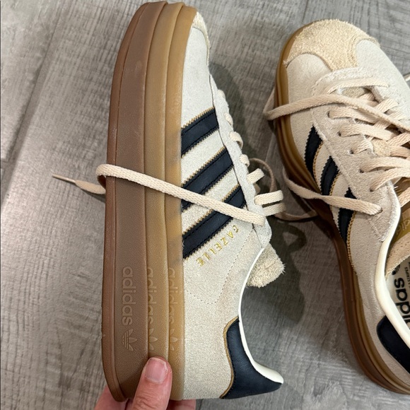 adidas Gazelle women’s Sneakers in Cream with Black Stripes and Gum Sole size 8 - Picture 7 of 7